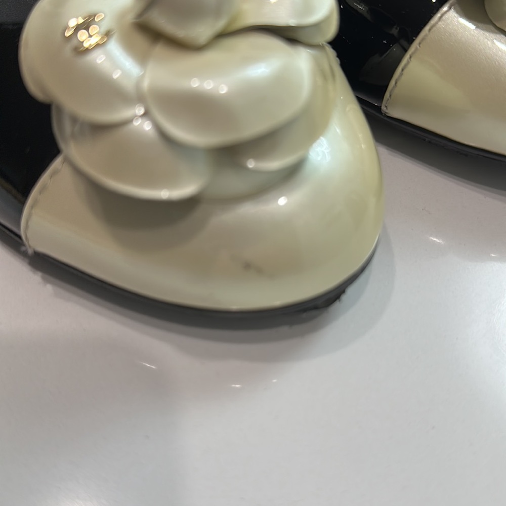 CHANEL Black and Cream Heels - Picture 10 of 12